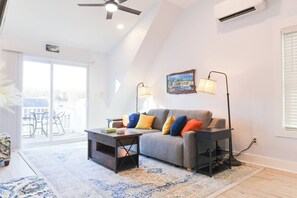 Smart TV, offices - The BeltLine Carriage Retreat in Midtown (Atlanta)