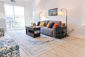 Smart TV, offices - The BeltLine Carriage Retreat in Midtown (Atlanta)