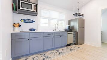 Kjøleskap, mikrobølgeovn, kokeplater og kaffetrakter/tekoker