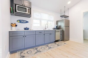 Réfrigérateur, micro-ondes, plaque de cuisson, cafetière/bouilloire