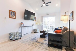 Smart TV, offices - The BeltLine Carriage Retreat in Midtown (Atlanta)