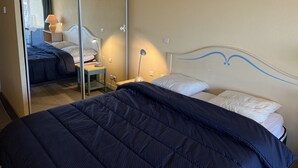 Room - Cap Hermès, 4th floor with magnificent harbor view, sleeps 4, air conditioning, swimming pool, Wi-Fi, parking (Fréjus)