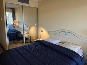 1 間睡房、熨斗/熨衫板、床單