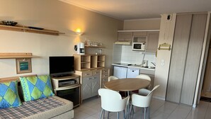 Interior - Cap Hermès, 4th floor with magnificent harbor view, sleeps 4, air conditioning, swimming pool, Wi-Fi, parking (Fréjus)