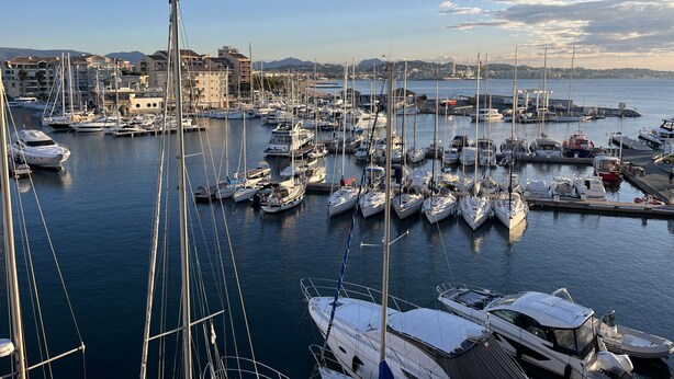 A marina with multiple boats docked, surrounded by buildings and a clear sky. - Cap Hermès, 4th floor with magnificent harbor view, sleeps 4, air conditioning, swimming pool, Wi-Fi, parking (Fréjus)