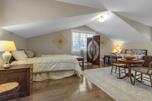 Free WiFi, bed sheets - Monthly / Seasonal Spacious Chalet in EVL Village (Ellicottville)