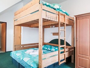 7 makuuhuonetta, vauvan matkasänky, ilmainen Wi-Fi