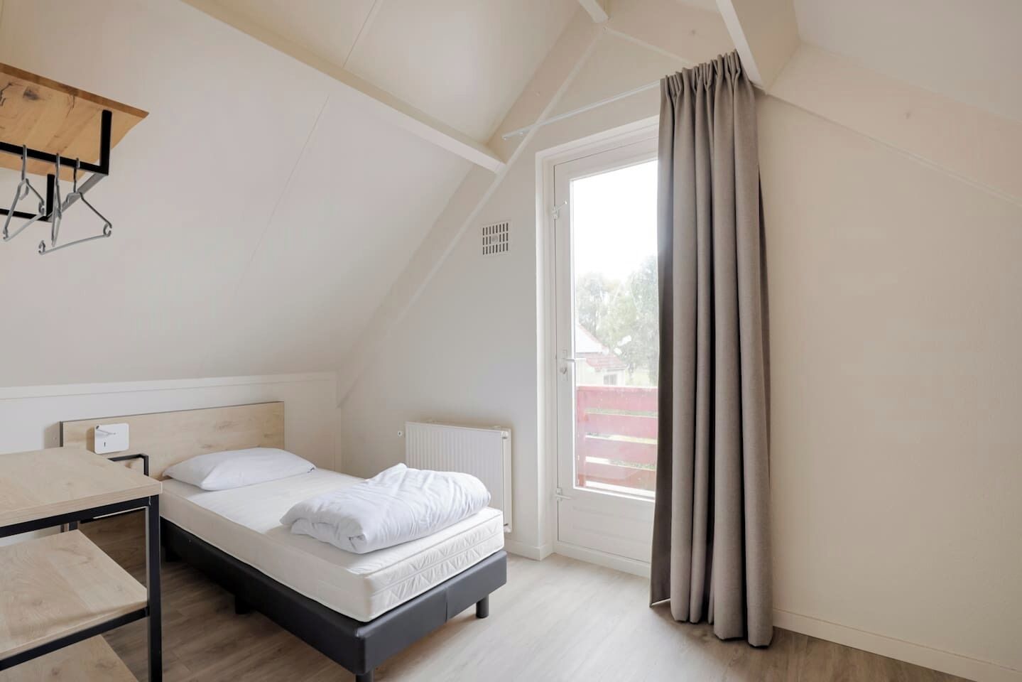 Silitysrauta/-lauta, Wi-Fi, vuodevaatteet