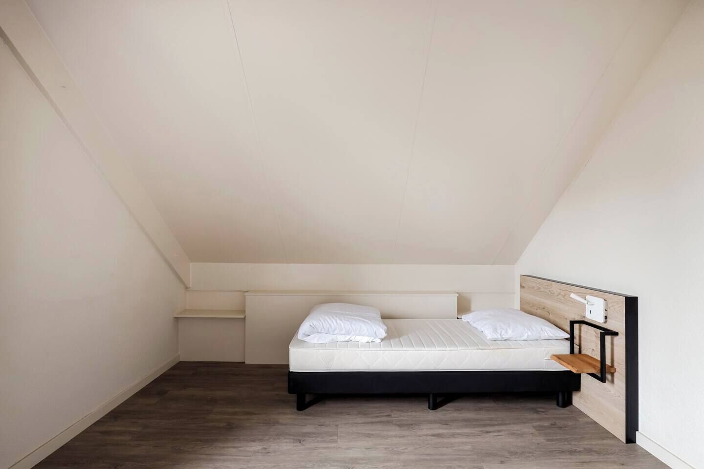 Een strijkplank/strijkijzer, wifi, beddengoed