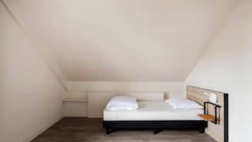 Een strijkplank/strijkijzer, wifi, beddengoed