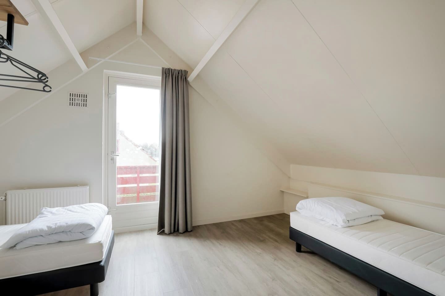Een strijkplank/strijkijzer, wifi, beddengoed