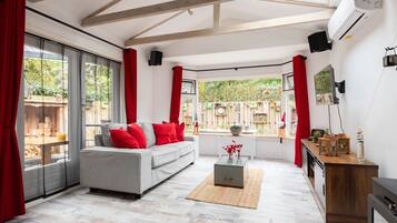 Fernseher, Kamin, Stereoanlage