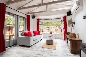 Fernseher, Kamin, Stereoanlage