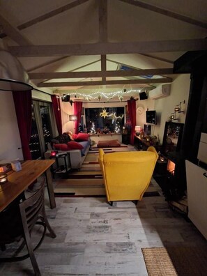 TV, caminetto, impianto stereo