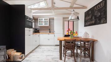 Kjøleskap, mikrobølgeovn, ovn og kokeplater