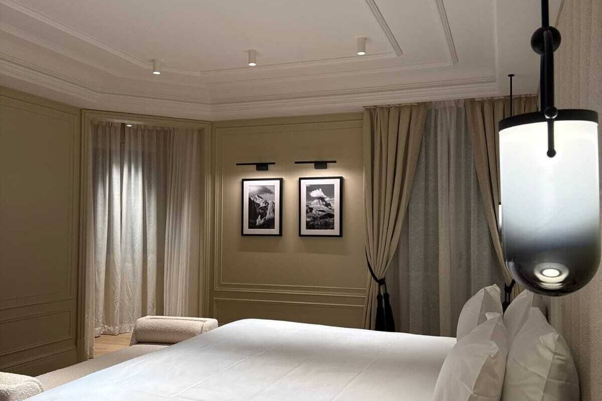 Värdeförvaringsskåp på rummet, mörkläggningsgardiner och ljudisolering