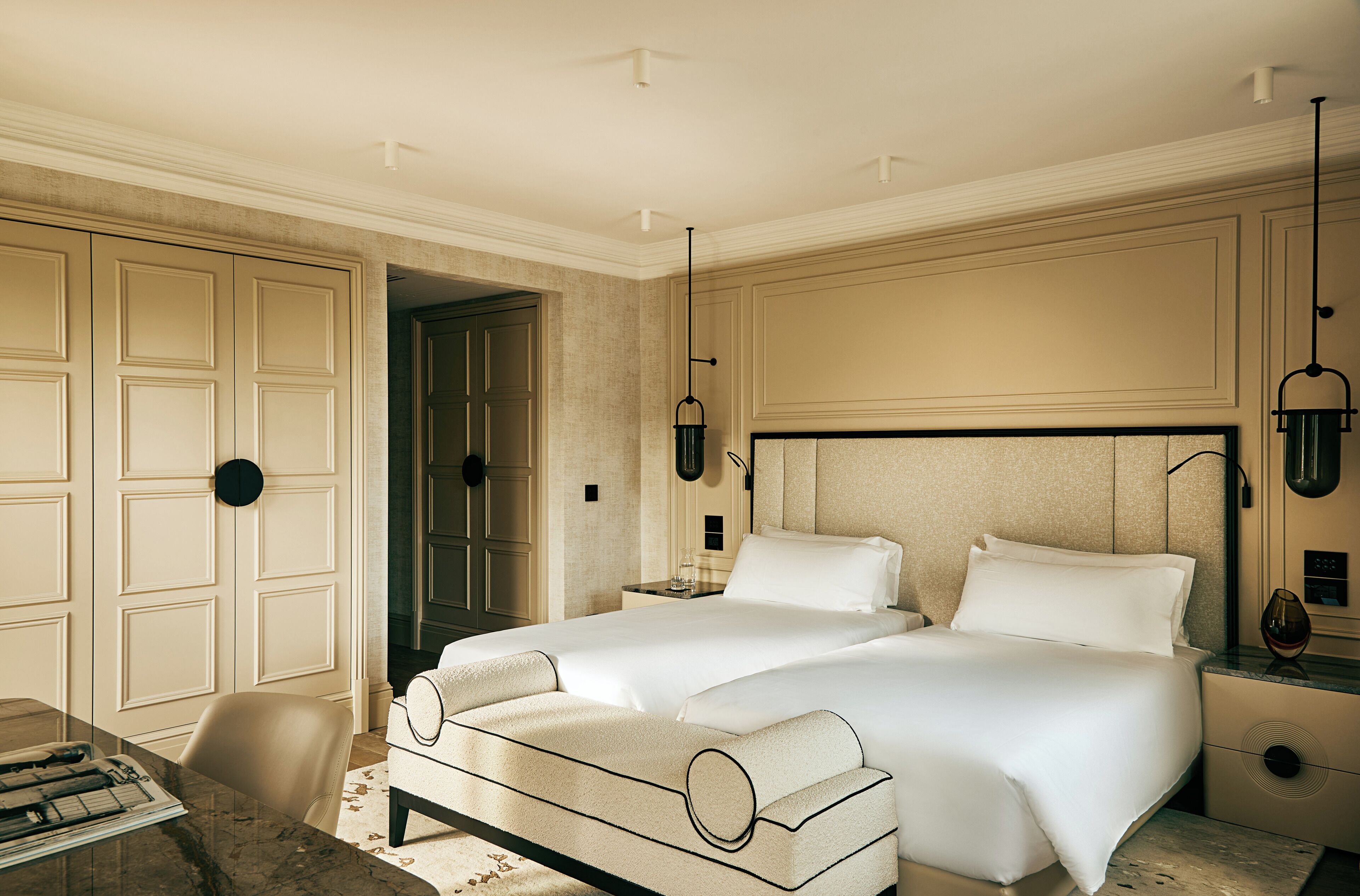 Una habitación de hotel con una cama doble, un escritorio y una silla.