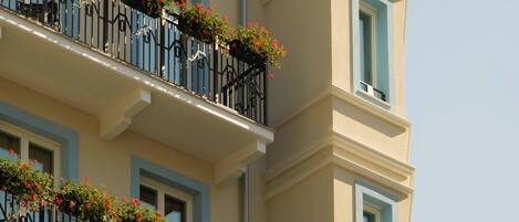 Un immeuble à plusieurs étages doté de balcons ornés de jardinières.