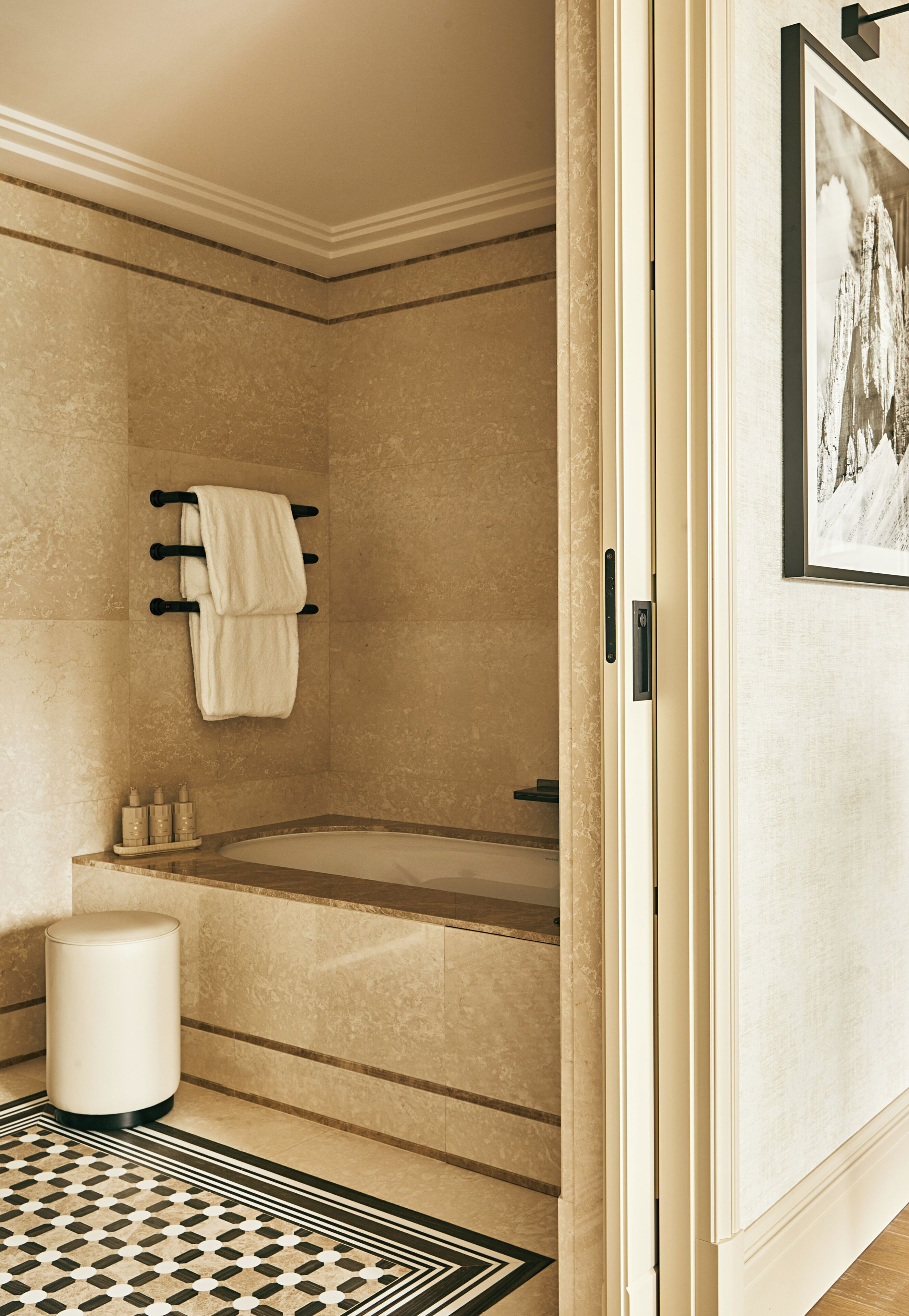 Un baño con una bañera, un perchero para toallas y un inodoro.
