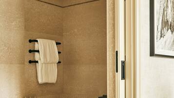 Un baño con una bañera, un perchero para toallas y un inodoro.
