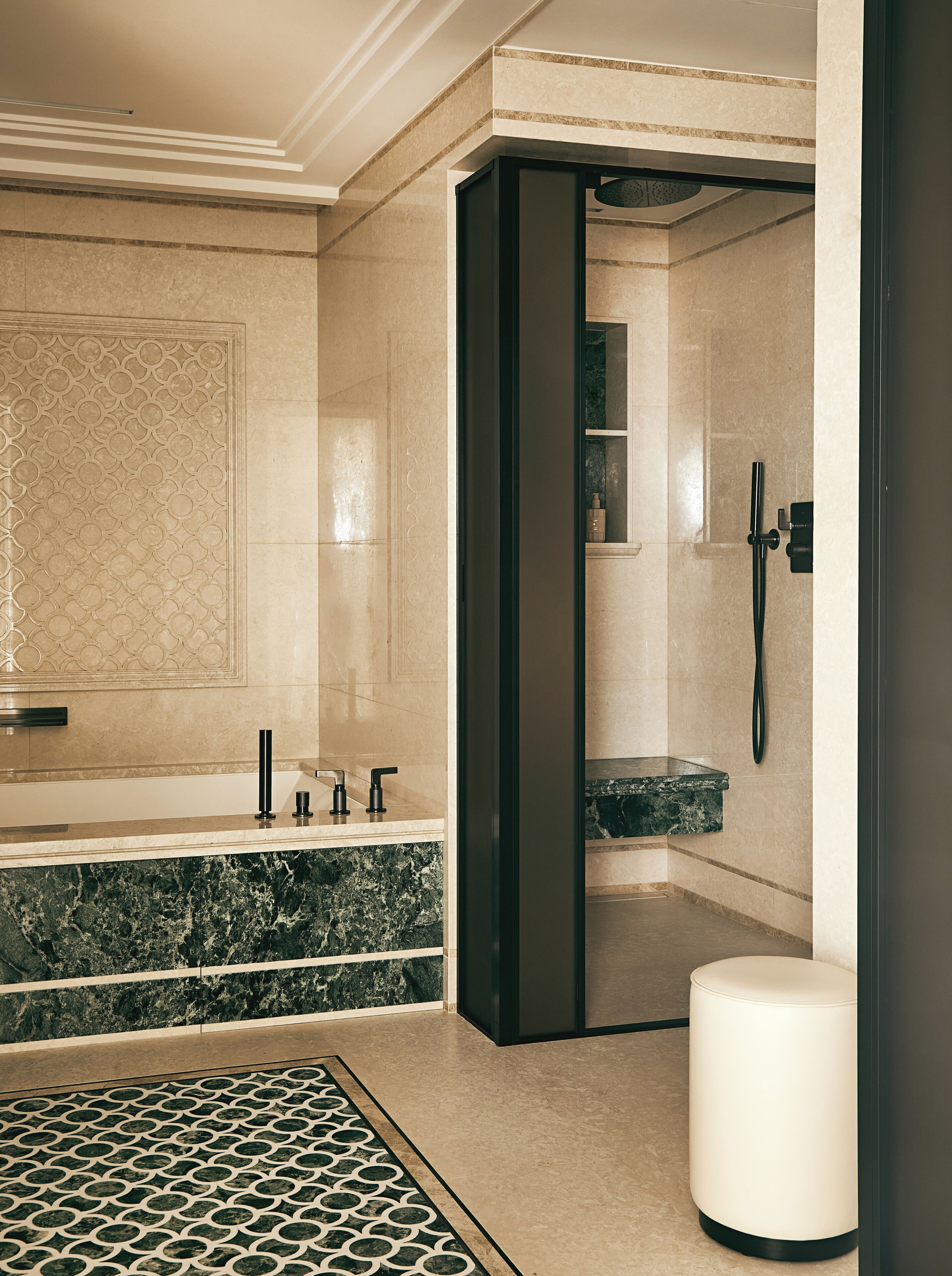 Un bagno moderno con vasca, doccia e WC.