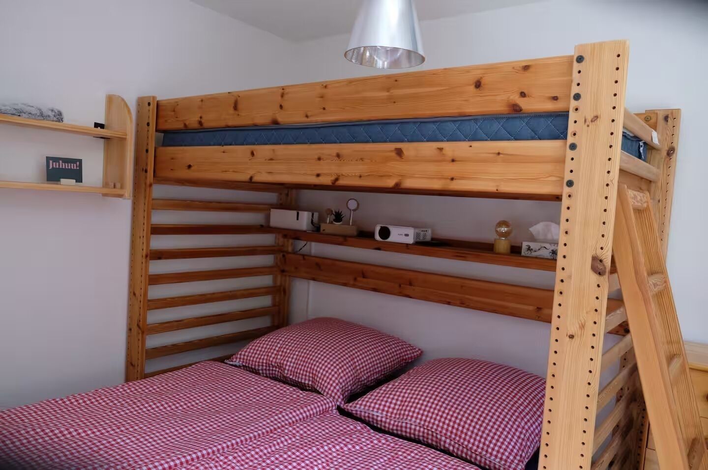 2 chambres, coffres-forts dans les chambres, fer et planche à repasser