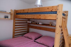 2 chambres, coffres-forts dans les chambres, fer et planche à repasser