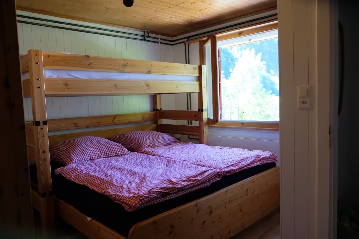 2 chambres, coffres-forts dans les chambres, fer et planche à repasser