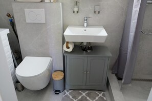Secadora de cabello, bidet, toallas, jabón 