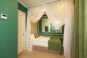 In-room safe, desk, laptop workspace, blackout drapes - Seven beauty Hotel Baku (Bakı)