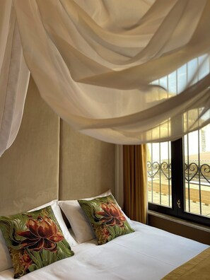 Doppia Economy, vista cortile | Biancheria da letto di alta qualità, materassi Select Comfort, minibar
