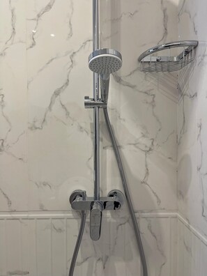 Articles de toilette gratuits, sèche-cheveux, chaussons