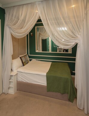 In-room safe, desk, laptop workspace, blackout drapes - Seven beauty Hotel Baku (Bakı)