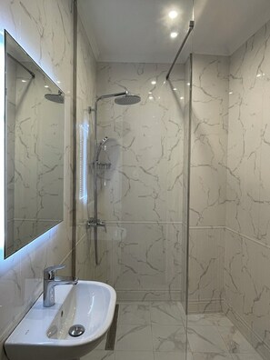 Articles de toilette gratuits, sèche-cheveux, chaussons