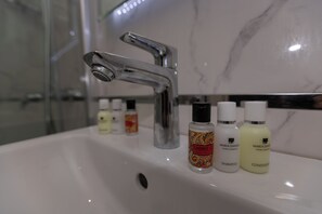 Free toiletries, hair dryer, slippers, towels - Seven beauty Hotel Baku (Bakı)