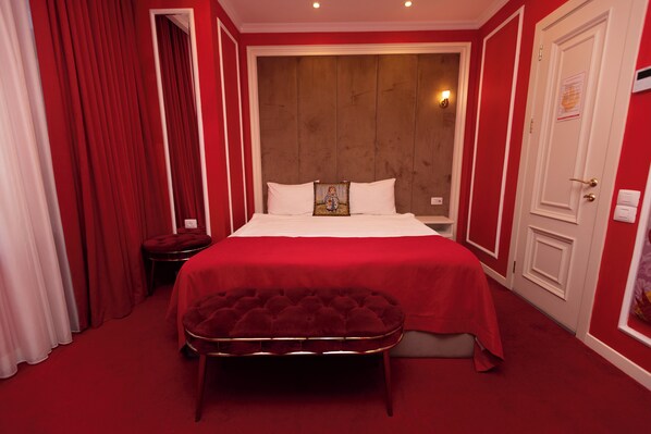 In-room safe, desk, laptop workspace, blackout drapes - Seven beauty Hotel Baku (Bakı)