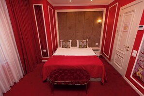 In-room safe, desk, laptop workspace, blackout drapes - Seven beauty Hotel Baku (Bakı)