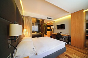 Iron/ironing board, WiFi, bed sheets - Premium Room in Strong Center of Belgrade with Private Garage (Beograd)