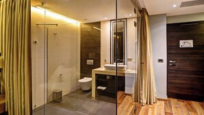 Hair dryer, towels, soap, toilet paper - Premium Room in Strong Center of Belgrade with Private Garage (Beograd)