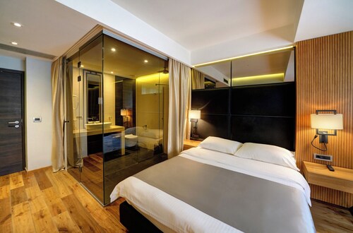 Premium Room in Strong Center of Belgrade with Private Garage