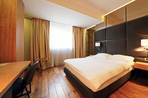 Iron/ironing board, WiFi, bed sheets - Premium Room in Strong Center of Belgrade with Private Garage (Beograd)