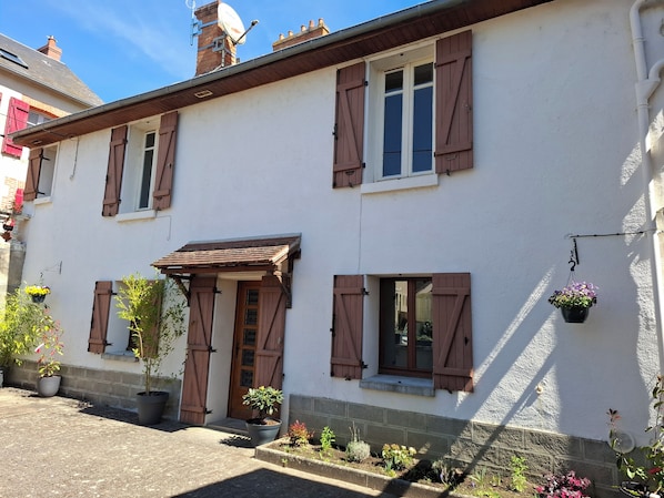 Exterior detail - Gite based in an award winning village. Family friendly and Pets welcome! (Chambon-sur-Voueize)