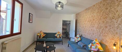 テレビ、DVD プレーヤー、書庫