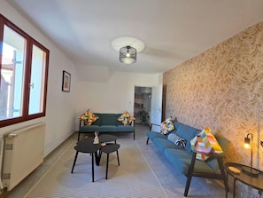 TV, DVD player, books - Gite based in an award winning village. Family friendly and Pets welcome! (Chambon-sur-Voueize)