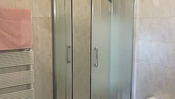 Een douche, een haardroger, handdoeken, zeep