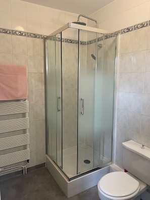 Shower, hair dryer, towels, soap - Gite based in an award winning village. Family friendly and Pets welcome! (Chambon-sur-Voueize)