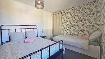 2 slaapkamers, een strijkplank/strijkijzer, reisbedje, gratis wifi