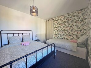 2 bedrooms, iron/ironing board, travel crib, free WiFi - Gite based in an award winning village. Family friendly and Pets welcome! (Chambon-sur-Voueize)