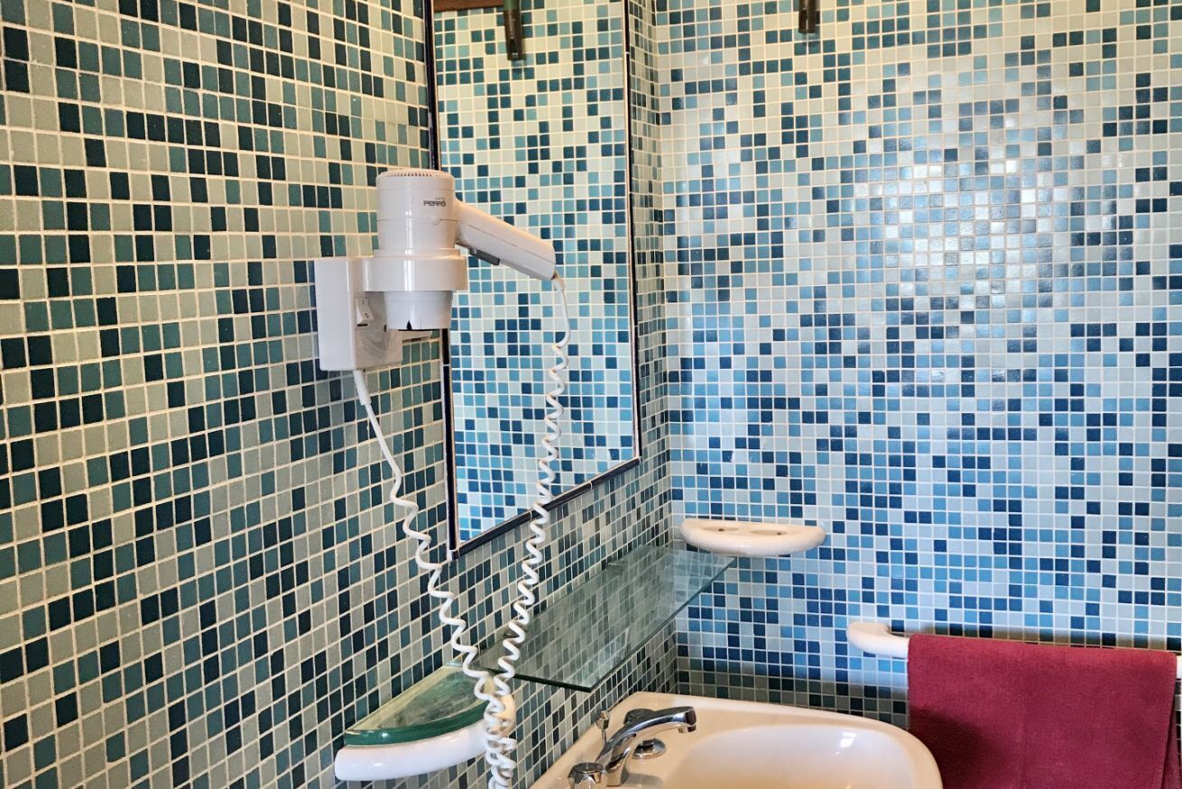 Douche, bidet, serviettes fournies