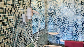 Douche, bidet, serviettes fournies